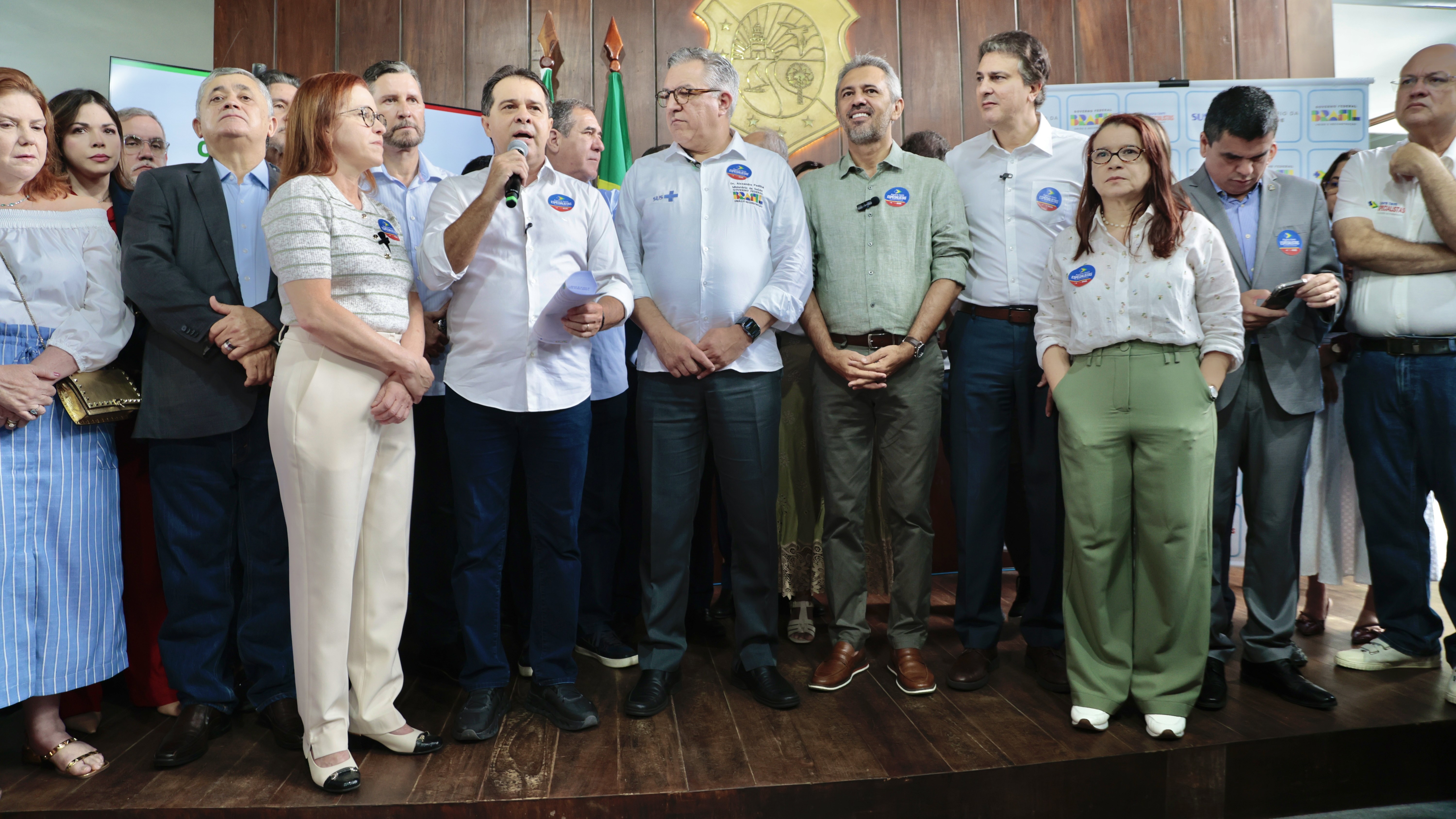 evandro discursa no palco com outras autoridades